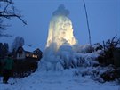 V Hybrálci u Jihlavy mají na zahrad osvtlený ledový monument
