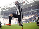 Kanonýr Gonzalo Higuaín se raduje ze vsteleného gólu v zápase Juventusu s...