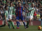 V OBLEENÍ. Kapitán Barcelony Lionel Messi se pokouí prosadit proti pesile...