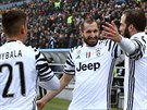 Fotbalisté Juventusu oslavují vstelenou branku na hiti Sassuola.