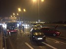 Na Barrandovském most se v sobotu veer srazilo est aut a autobus.