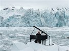Uznávaný italský skladatel Ludovico Einaudi hrál v Arktid u pobeí Svalbard v...
