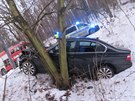 Snímek z nehody BMW, které v nedli 22 ledna bouralo na silnici III. tídy, ve...