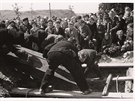 Poheb mrtvých vz v Levém Hradci (rok 1945).