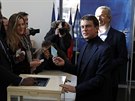 Bývalý francouzský premiér Manuel Valls odevzdává hlas v primárkách levice (22....