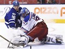 Branká New York Rangers Henrik Lundqvist vyráí pokus Mitchella Marnera z...