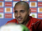 Tuniský fotbalista Vahbí Chazrí na tiskové konferenci.