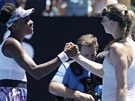 Americká tenistka Venus Williamsová (vlevo) pijímá gratulaci k výhe od své...