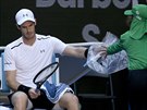 Britský tenista Andy Murray odpoívá v prbhu duelu s Mischou Zverevem z...