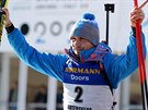 Ruský biatlonista Anton ipulin se raduje ze tetího místa v masovém závod v...