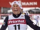 Norský bec na lyích Emil Iversen projídí vítzn vílem závodu na 30...