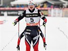 Norská bkyn na lyích Marit Björgenová projídí vítzn cílem závodu na 15...