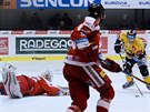 Litvínovský hokejista Frantiek Gerhát (vpravo) zkouí pehodit leícího...