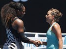 Barbora Strýcová (vpravo) blahopeje po osmifinále Australian Open své...