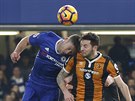 Ryan Mason (vpravo) z Hullu v hlavikovm souboji s Garym Cahillem z Chelsea.