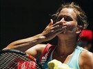Barbora Strýcová zdraví na Australian Open diváky.