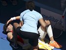 Mirjana Luiová-Baroniová se bhem tvrtfinále Australian Open nechává oetit.