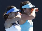 Eri Hozumiová (vpravo) a Miju Katóová v semifinále tyhry na Australian Open