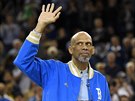 Kareem Abdul-Jabbar zdraví fanouky své koly UCLA.