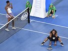 Serena Williamsová (vpravo) se po finále Australian Open raduje, pehrála i...