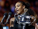 Serena Williamsová s trofejí pro vítzku Australian Open