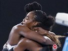 Venus Willliamsová (vlevo) blahopeje po finále Australian Open seste Seren.