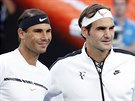 Rafael Nadal (vlevo) a Roger Federer ped finále Australian Open