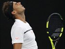 Rafael Nadal se na sebe ve finále Australian Open zlobí.