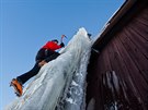 Vojáci na Brádlerových boudách v Krkonoích trénují výstup na ledovou stnu...