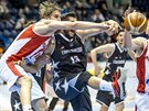 Momentka z duelu FIBA Europe Cupu mezi Pardubicemi (ervenobílá) a Kluí....