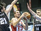 Momentka z duelu FIBA Europe Cupu mezi Pardubicemi (ervenobílá) a Kluí. Duan...