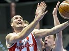 Momentka z duelu FIBA Europe Cupu mezi Pardubicemi (ervenobílá) a Kluí. Duan...