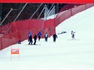 Zranný francouzský lya Valentin Giraud Moine (nahoe) na trati sjezdu v...
