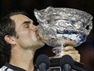 POLIBEK. Roger Federer líbá trofej pro vítze Australian Open.