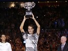 Roger Federer s trofejí pro vítze Australian Open