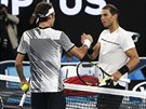 JE DOBOJOVÁNO. Rafael Nadal (vpravo) gratuluje Rogeru Federerovi k vítzství na...