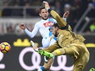 Mladý branká AC Milán Gianluigi Donnarumma zasahuje proti útoníkovi Neapole...