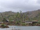 Hurikán poniil mimo jiné i most spojující Baracou s Humboldtovým národním...