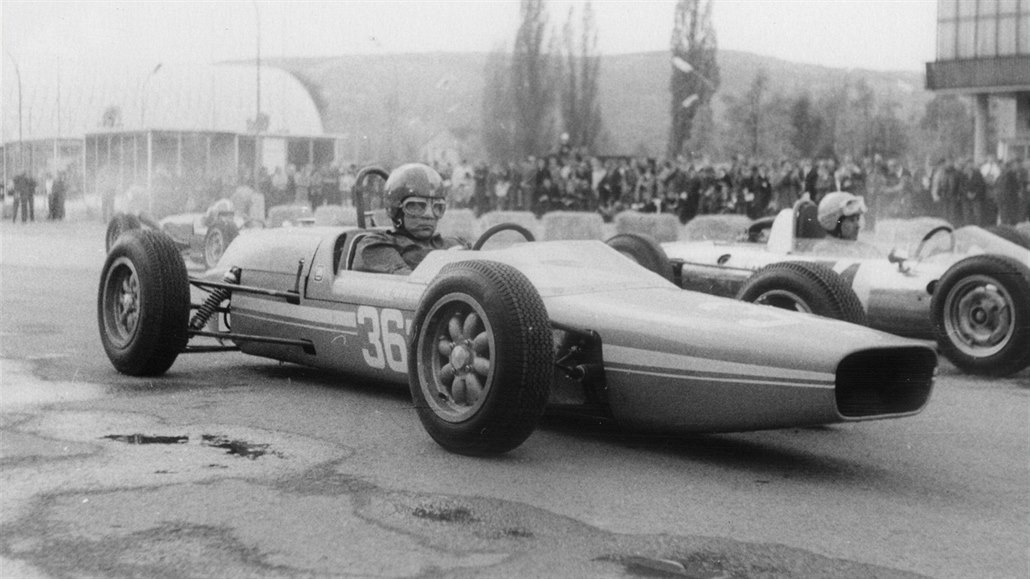Výtvarník a konstruktér Vladimír Valenta startoval v roce 1967 s formulí sestrojenou na brn�nské technice s motorem Saab.
