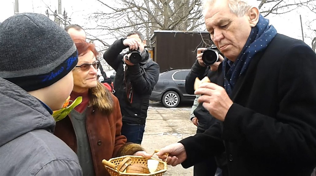 Na zabíja�ce vítali Zemana chlebem. T�il se na jitrnice.