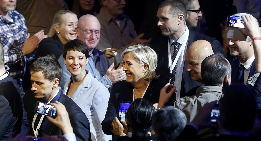 Marine Le Penová a  Frauke Petryová na konferenci evropské krajní pravice v...