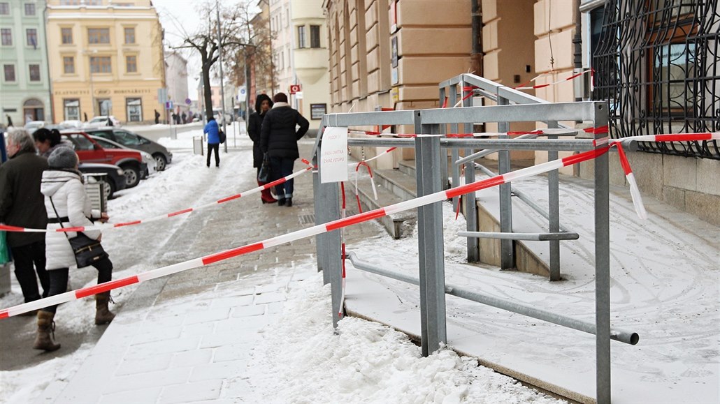 Za úmrtí chodce na neuklizeném chodníku dostala firma pokutu 50 tisíc