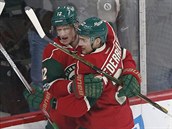 Eric Staal a Nino Niederreiter se raduj z glu Minnesoty.