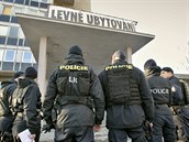 Policisté kontrolovali obyvatele ubytovny na námstí eských bratí v Plzni....