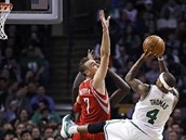 Isaiah Thomas z Bostonu zakonuje pes Sama Dekkera z Houstonu.