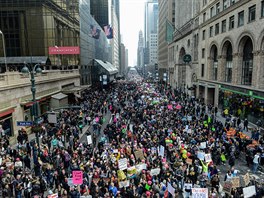 Také newyorské ulice zaplavily davy lidí, protestujících za práva žen a proti...