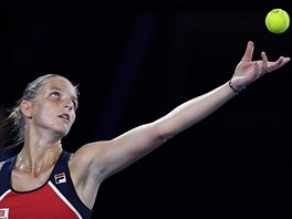 esk tenistka Karolna Plkov se pipravuje na servis v osmifinle...