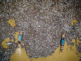 Odpadky v čínské přehradě Le-čchang-sia.