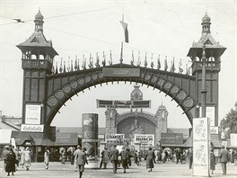 P�vodní d�ev�nou bránu postavil architekt Antonín Wiehl v roce 1891. Str�ena...