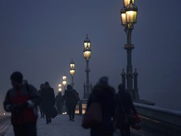 LONDÝNSKÁ MLHA. Lidé kráející  v mlze po Westminsterském most v Londýn ve...